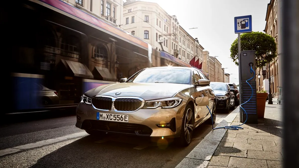 Noua funcție BMW eDrive Zones trece automat mașina în modul pur electric. Pe ce modele este disponibilă?