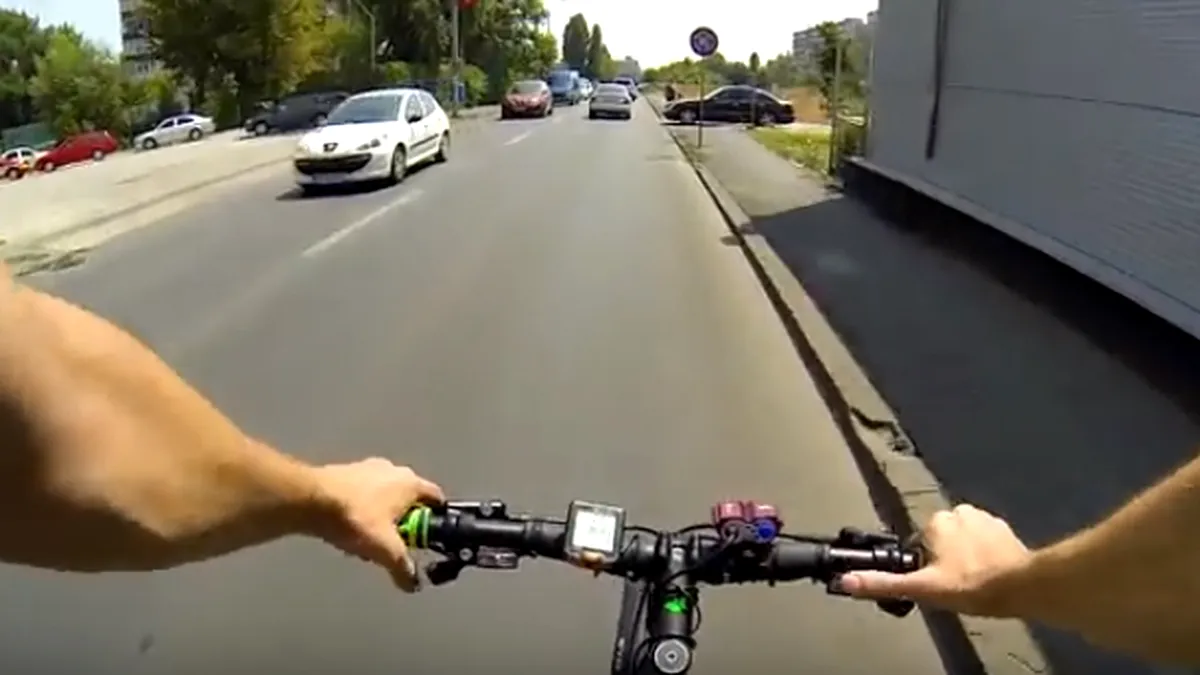 Reacţia violentă a unei şoferiţe când este atenţionată de un biciclist - VIDEO
