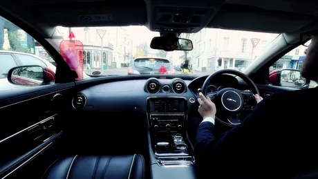 Jaguar Land Rover mai pregăteşte o tehnologie revoluţionară: montantul „transparent” [VIDEO]