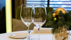 Cum să organizezi o seară romantică acasă cu tematică de cazinou – distracție, eleganță și intimitate (P)