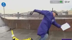 Un prezentator meteo a căzut de pe trotinetă în timpul unei transmisiuni TV și nu s-a mai ridicat