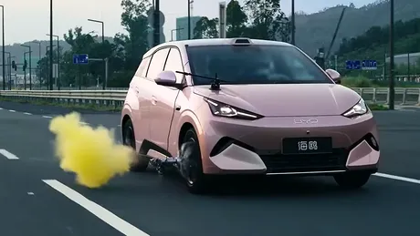 Video | Test extrem pentru un model BYD: Ce s-a întâmplat când cauciucul dreapta-față a explodat la 140 km/h