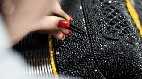 O româncă și-a acoperit mașina cu un milion de cristale Swarovski