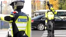 Un polițist rutier robot dirijează traficul într-un oraș din China. ”Imediat a remarcat și m-a atenționat”