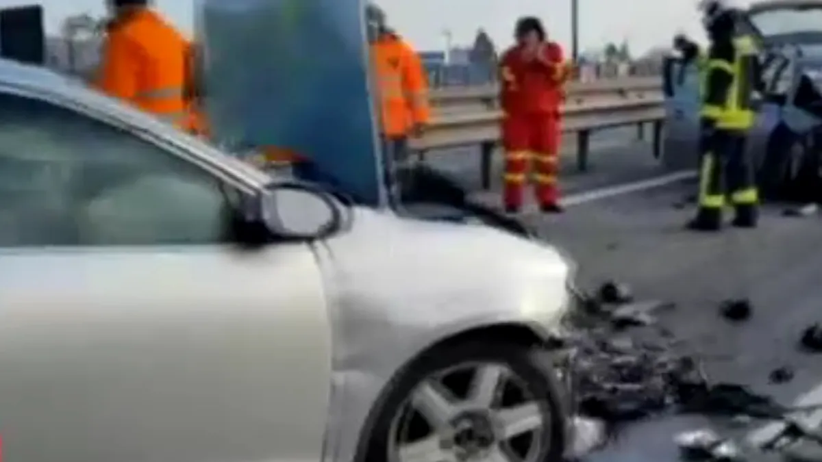 Accident grav pe Autostrada Bucureşti - Piteşti, după ce un şofer a greşit intrarea şi a încercat să întoarcă maşina - FOTO