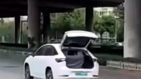 O mașină electrică din China și-a pierdut pachetul de baterii în timp ce mergea - VIDEO