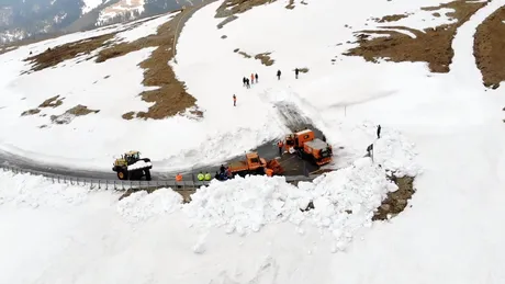 Zăpadă de 4 metri pe Transalpina. Drumarii intervin pentru deblocarea drumului - VIDEO