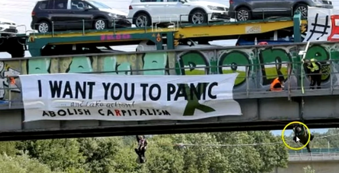 Un tren cu maşini Volkswagen a fost blocat de activişti în Germania – VIDEO