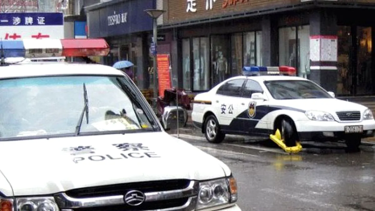 Maşină de Poliţie imobilizată în Beijing