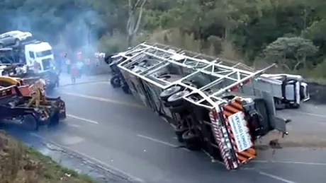 Accident: Un tir încărcat cu maşini s-a răsturnat