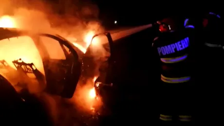 O maşină a luat foc în mers. Trei persoane se aflau înăuntru - VIDEO