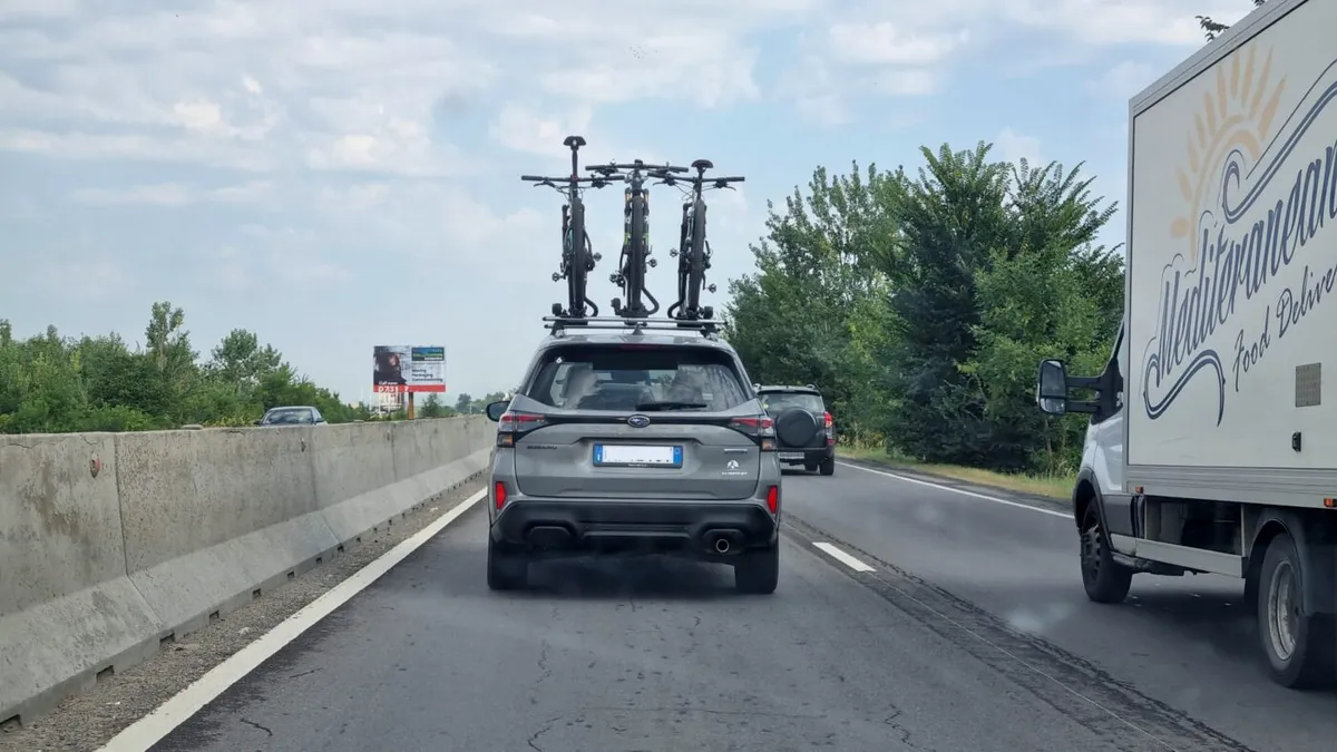 Cod Rutier 2026: Ai voie să circuli cu bicicleta montată pe plafon? Care e limita de înălțime