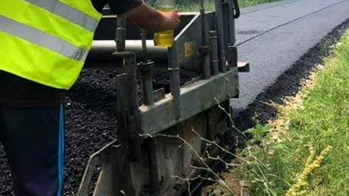 Asfaltare de mântuială pe o stradă din Huși - FOTO