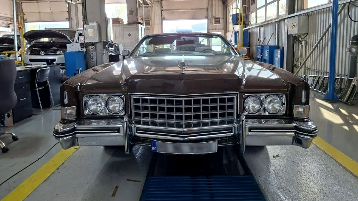 „Iahtul de uscat” care a ajuns la RAR Iași. Cadillac Eldorado are aproape doi metri lățime
