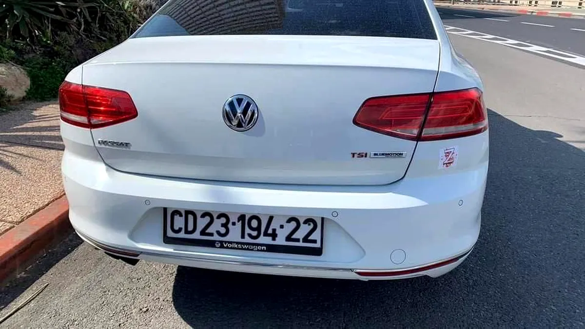 Pentru a fi recunoscute în trafic, mașinile oficialităților ruse din Tel Aviv au fost marcate cu acest semn - FOTO