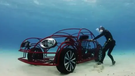 Slalom printre rechini: pe fundul mării, cu Volkswagen Beetle
