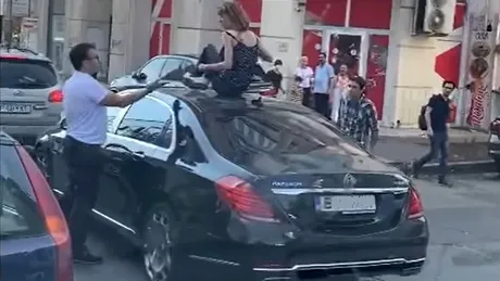 O femeie s-a urcat pe un Maybach la Piața Unirii din București. Incidentul a fost filmat