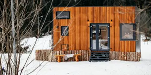 O firmă din Miercurea Ciuc produce case minuscule pe remorci: modelul de 43.000 de euro are două dormitoare la o lungime de doar 6 m