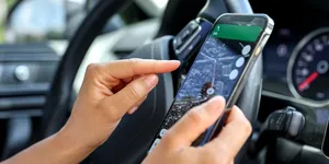 Cum să faci ca Google Maps și Apple Maps să-ți afișeze de fiecare dată cel mai rapid traseu