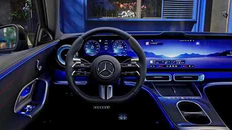 Mercedes-Benz prezintă interiorul noii Clase C. Un hiper-ecran este dispus pe toată lățimea planșei de bord