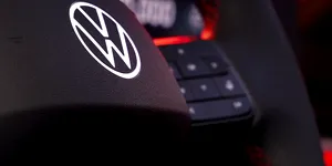Tensiuni uriașe la Volkswagen: 10.000 de angajați l-au huiduit pe șeful companiei. 50.000 de posturi ar putea fi afectate