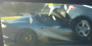 Video | Un Ferrari de 2,5 milioane $ întâlnește bara din spate a unui Mercedes. Ghici cine s-a îndoit primul