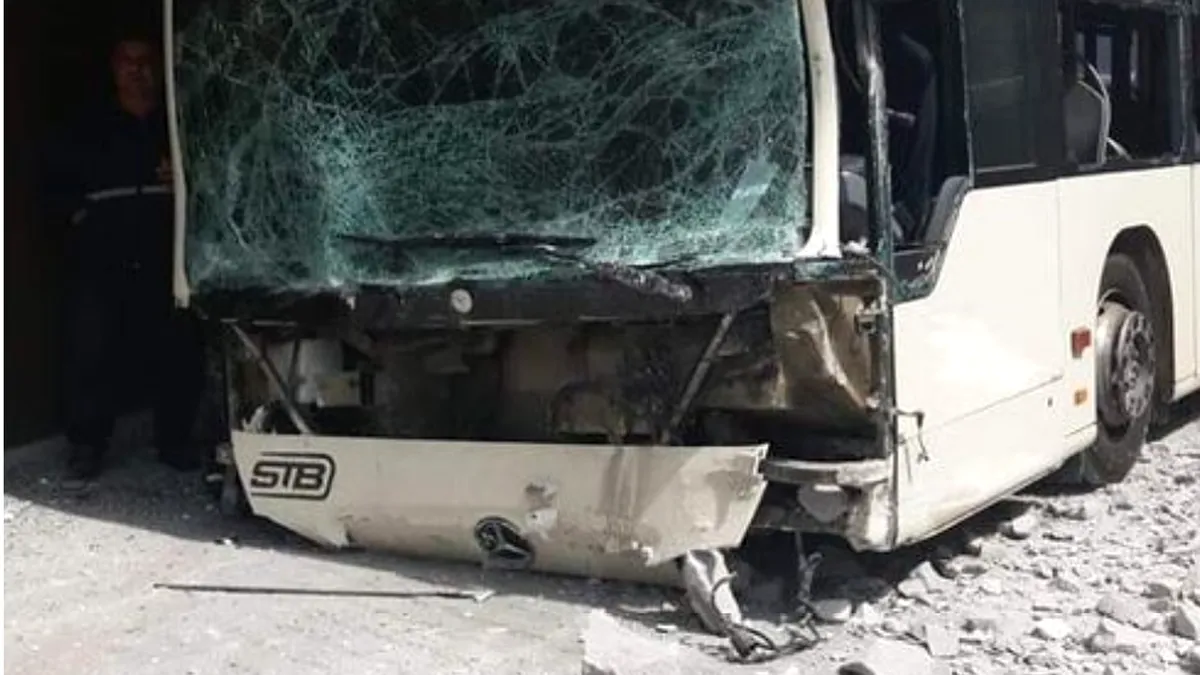 Autobuzul scăpat de sub control care a lovit 4 maşini şi s-a oprit într-un bloc în Bucureşti. STB neagă varianta defecţiunii - FOTO