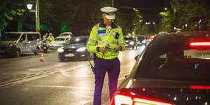 Noapte cu dosare penale pe străzile Capitalei: șoferi băuți și cu permis suspendat, prinși de Brigada Rutieră