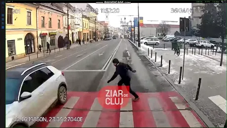 Momentul în care un pieton se aruncă în fața unui autobuz în Cluj. Ce pățesc călătorii din autobuz - VIDEO
