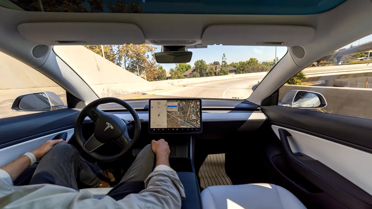 Elon Musk anunță o nouă scumpire a sistemului de condus autonom Full Self-Driving