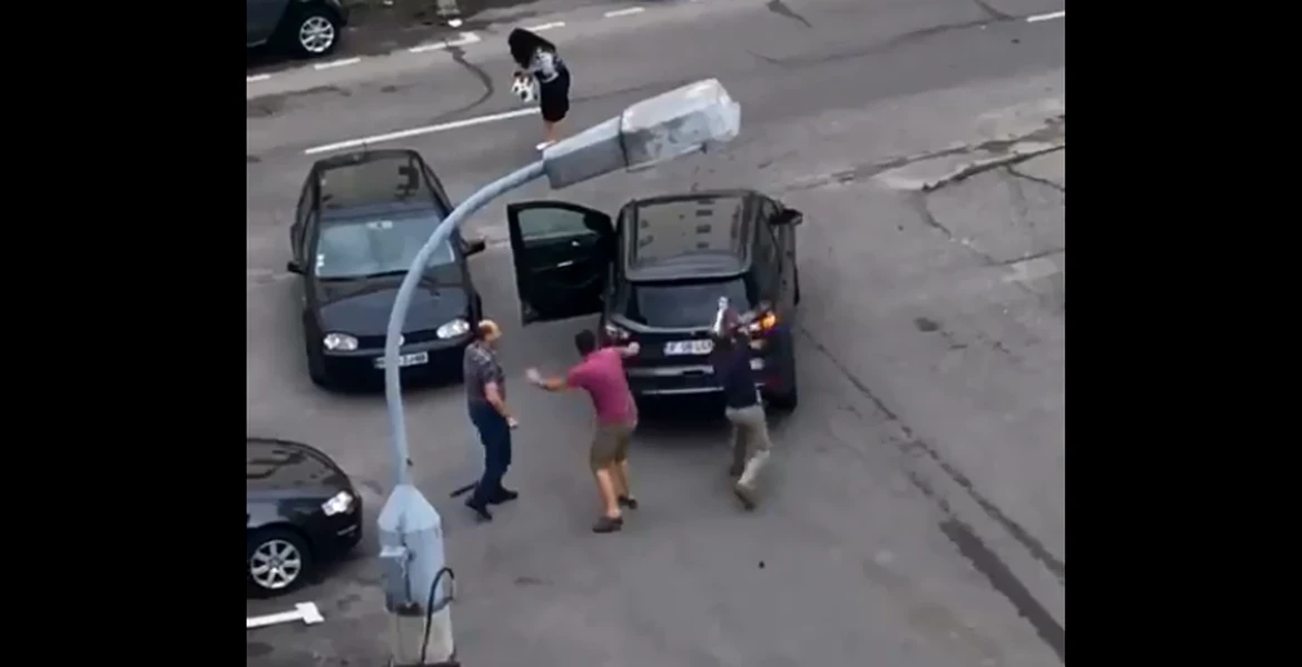 Agresiune în plină stradă, la Piteşti. Un şofer a atacat un alt participant la trafic cu o bâtă – VIDEO