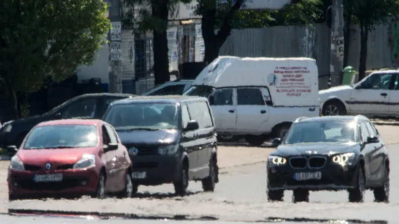 Cod roșu de caniculă în România: asfaltul poate depăși 70 de grade Celsius! Pericol de explozie în cazul anvelopelor uzate