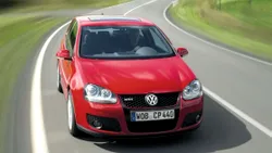 Ai voie să circuli pe prima bandă cu 130 km/h? Ce spune Codul Rutier 2025 despre limitele de viteză
