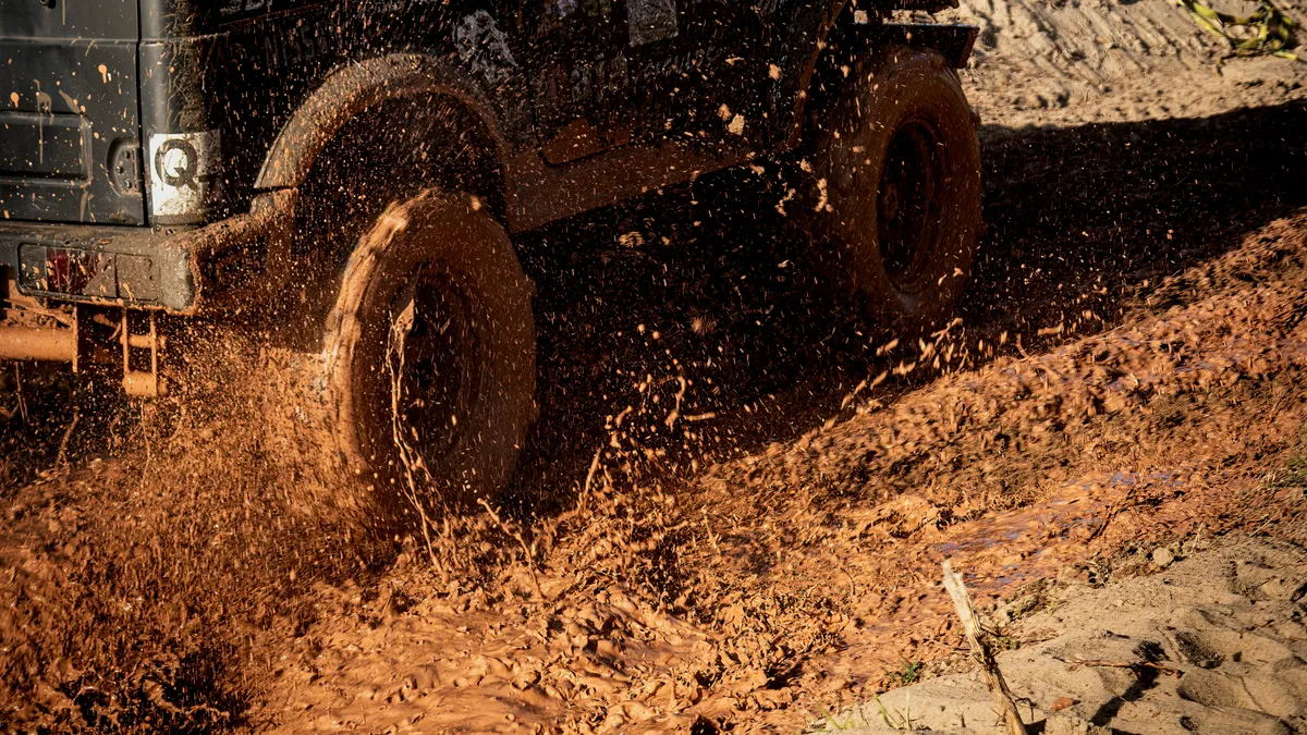 Două turiste rătăcite cu mașina în pădure, salvate de jandarmii sibieni: vehiculul 4x4 a rămas blocat în noroi