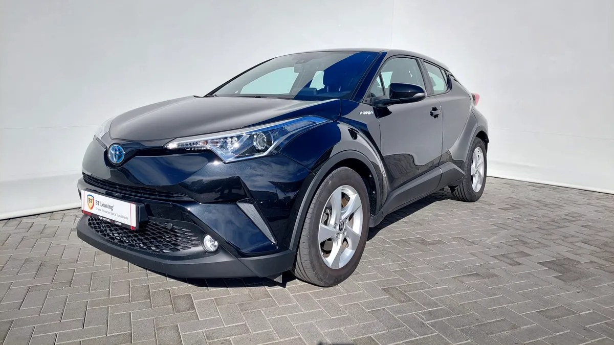 Toyota C-HR este un SUV hibrid economic, cu un preț accesibil la mâna a doua. Cât cere o bancă din România pe un exemplar din 2019