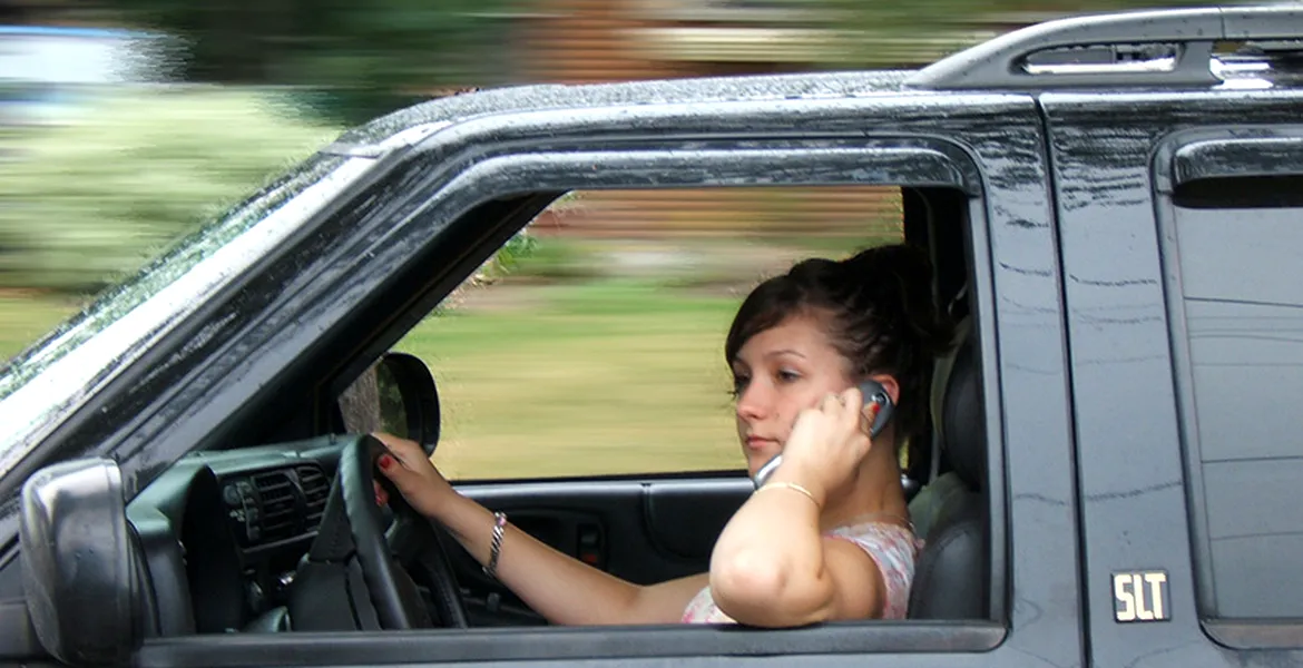 STUDIU: Adolescenţii învaţă să conducă periculos de la părinţi