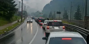 Restricții majore pe autostrada București – Pitești și pe DN1, la Predeal, din cauza unui incendiu și a unui accident