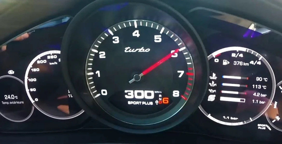 Când mergi cu 300 km/h nu uita că există cineva care are o maşină şi mai rapidă decât a ta. VIDEO