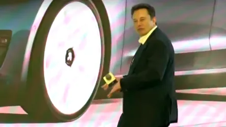 Elon Musk a încercat un striptease pe scenă la Shanghai