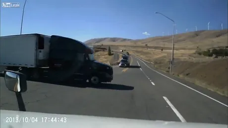 Neatenţia costă, chiar şi când conduci ditamai camionul... VIDEO