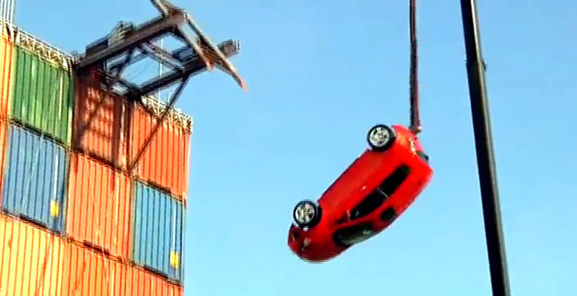 VIDEO: Cum face bungee jumping un Chevrolet Sonic