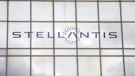 Stellantis înregistrează primele sale pierderi operaționale din istorie. Tranziția lentă către EV-uri costă grupul auto 20 de miliarde de euro