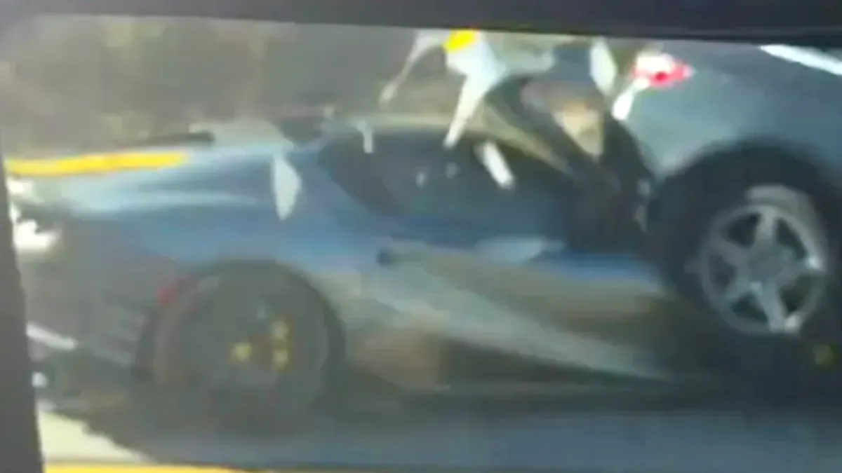 Video | Un Ferrari de 2,5 milioane $ întâlnește bara din spate a unui Mercedes. Ghici cine s-a îndoit primul