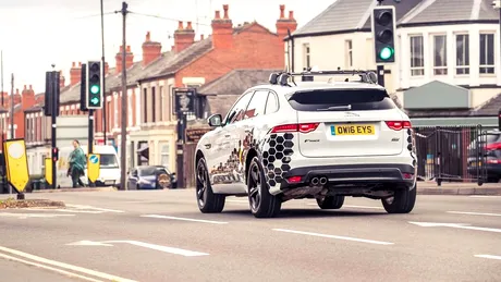 Jaguar Land Rover conectează vehiculul la semafoare