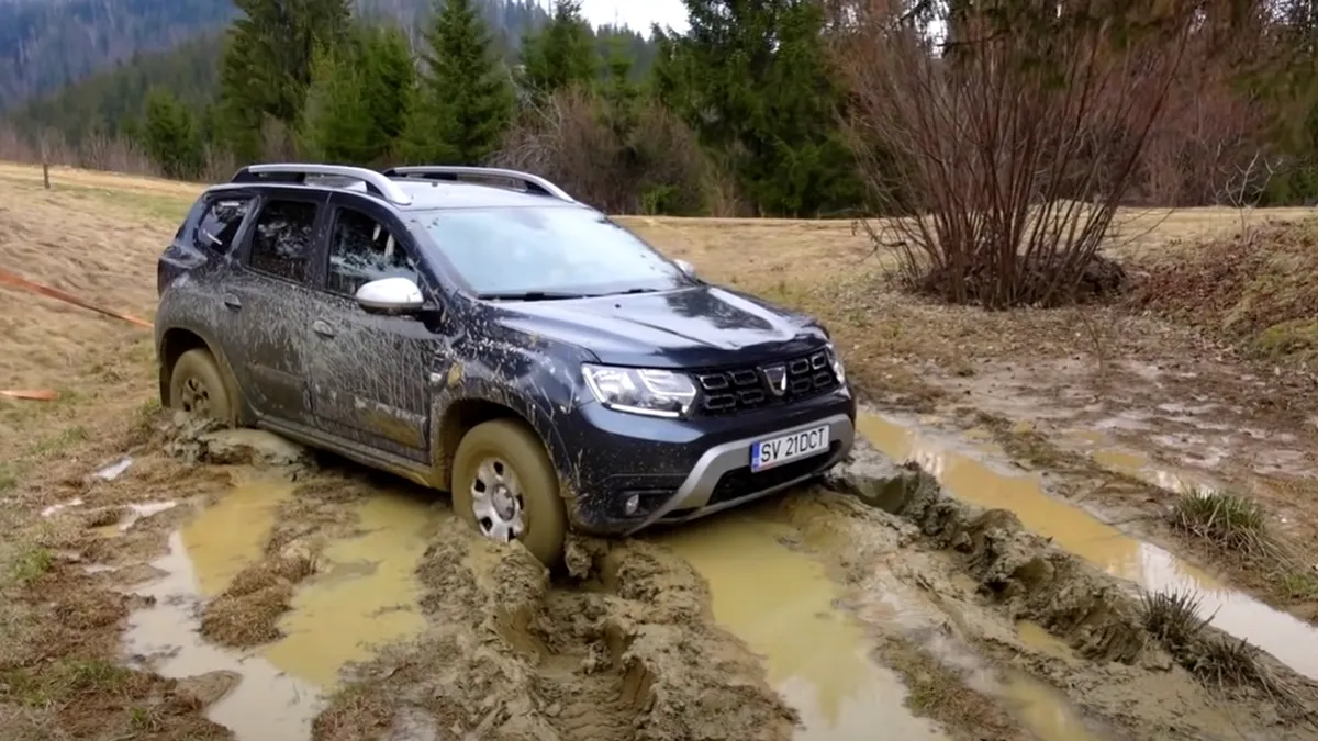 Dacia Duster, înghițită de noroaie în timpul unei aventuri în off-road