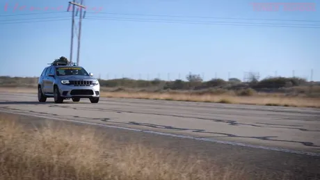 Cel mai rapid brad de Crăciun din lume este transportat cu un Jeep Grand Cherokee modificat