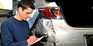 Cât costă CASCO în 2026, cum se calculează și ce daune acoperă polița de asigurare. Mai trebuie RCA dacă ai CASCO?