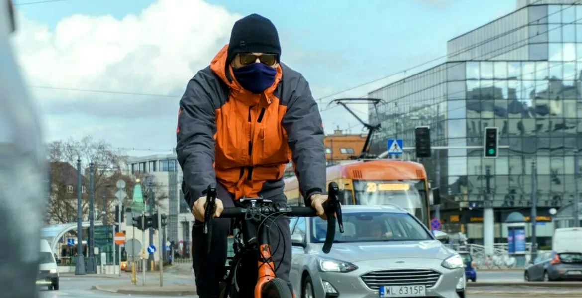 2024: Se interzice depășirea bicicliștilor și a celor care merg pe trotinetă. Șoferii pot rămâne fără permis