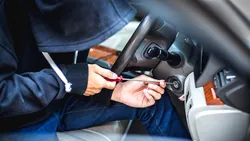 Doi hoți profesioniști de mașini, căutați internațional, prinși în România. Cum acționau fără să lase urme