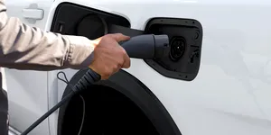 Studiul european care zdruncină industria auto: Consumul real la plug-in hibrid, cu 300% mai mare decât în testele oficiale